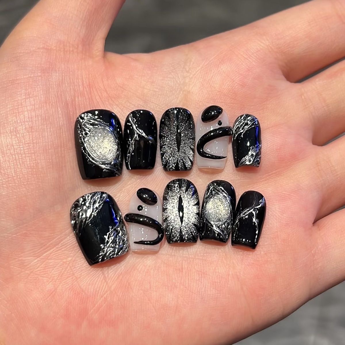 Nail Art Glossy - 10pcs สีดําน่ารักแมวทําด้วยมือกดบนเล็บคริสตัล CAT EYE เล็บปลอม Glitter