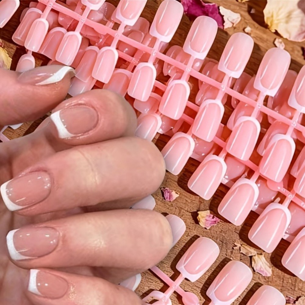 Nail Art Glossy - 120 ชิ้น เล็บปลอมทรงสั้นทรงเหลี่ยมแบบเฟรนช์ทิป สีชมพูนู้ดธรรมชาติ ฐานสีขาวน้ำนม เคลือบเงา
