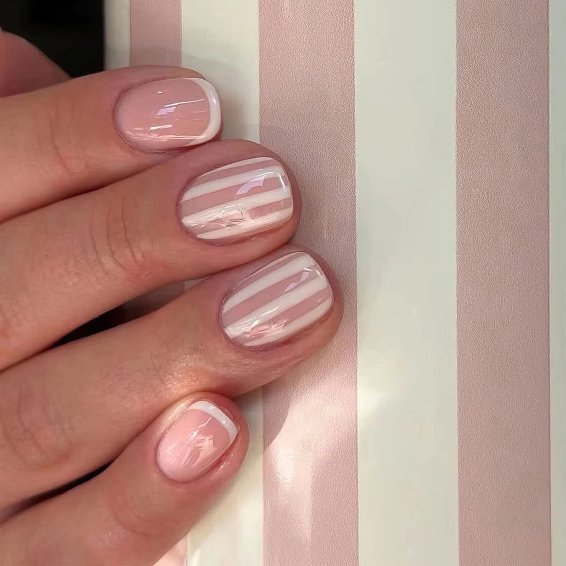 Nail Art Simple - เล็บปลอมแบบกดติด 24 ชิ้น สีขาวเรียบง่าย สไตล์ฝรั่งเศส ทรงสั้น