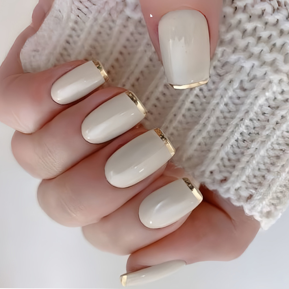 Nail Art French Nails - เล็บปลอมขนาดกลางสำหรับผู้หญิง สีเบจครีมมี่ขาว ทรงเหลี่ยม พร้อมแถบขอบสีทอง สไตล์ฝรั่งเศส กดติดง่าย
