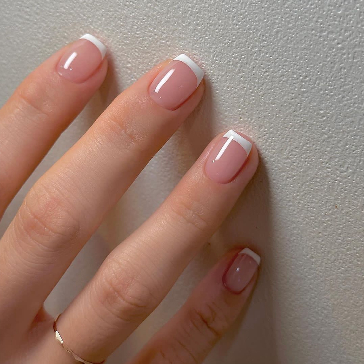 Nail Art French Nails - เล็บปลอมแบบสั้น 24 ชิ้น/ชุด สำหรับผู้หญิงและเด็กผู้หญิง ทรงฝรั่งเศส สีนู้ด