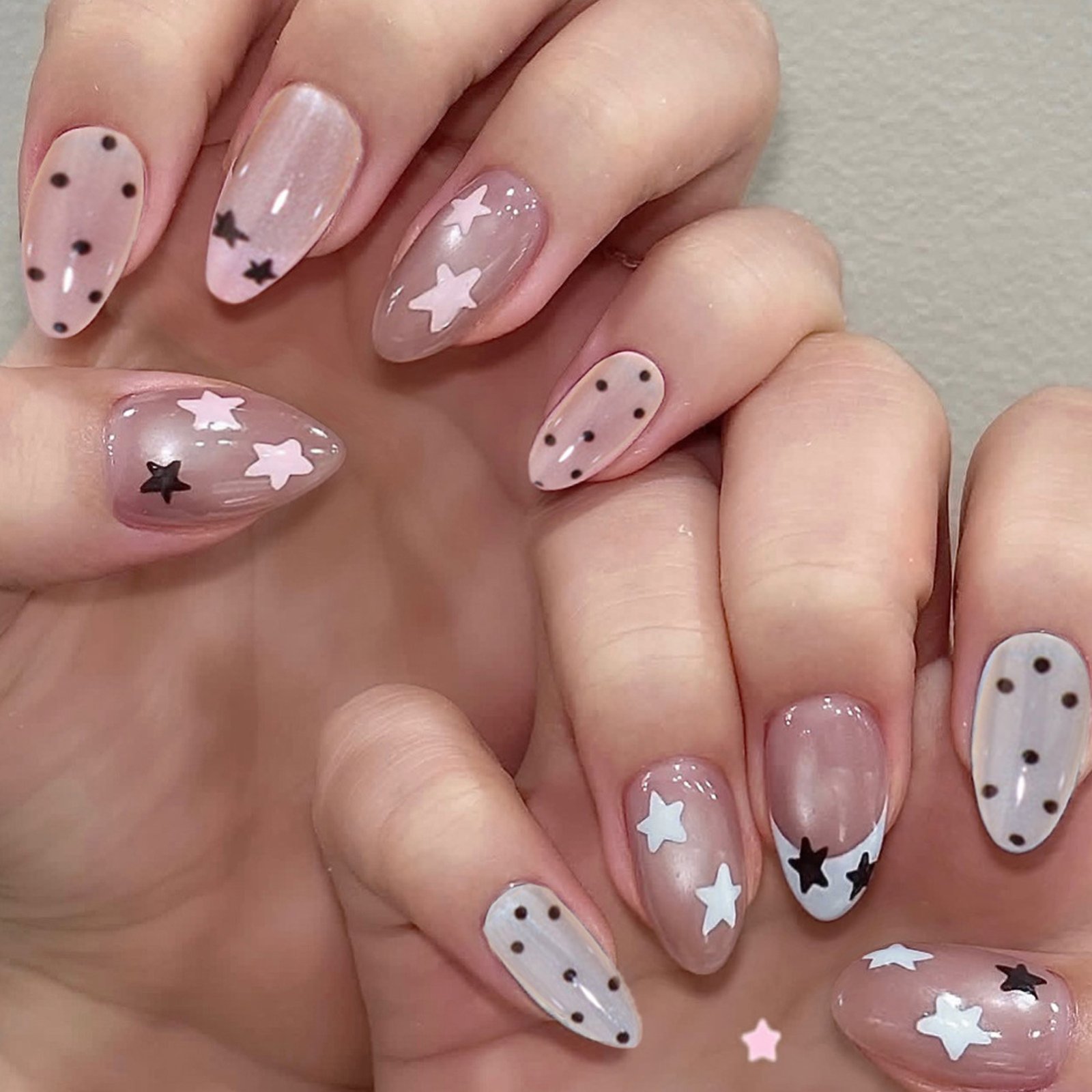 เล็บปลอมสีชมพูนู้ดทรงอัลมอนด์  - Nail Art Glossy บทวิจารณ์และราคา